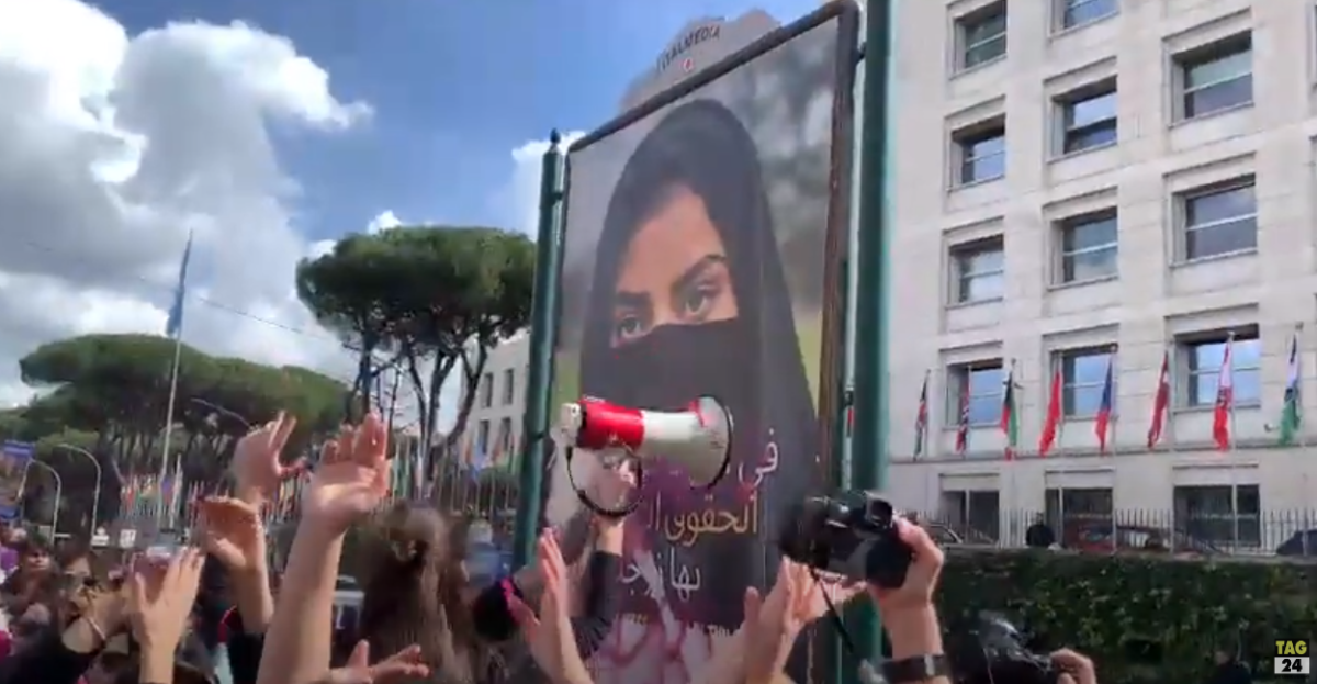 Manifestazione 8 marzo 2024 Roma, i partecipanti imbrattano il cartellone della Lega contro il patriarcato islamico e il velo | VIDEO