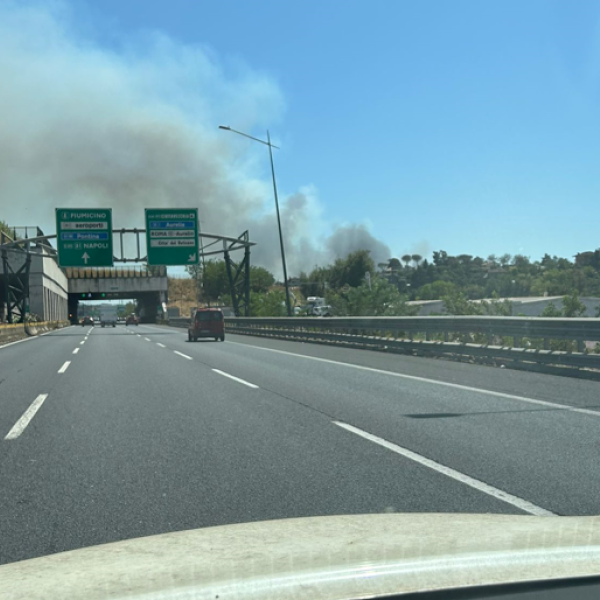 Roma, vasto incendio a Casal Lumbroso: evacuati residenti, alta colonna di fumo visibile anche a chilometri di distanza | FOTO E VIDEO