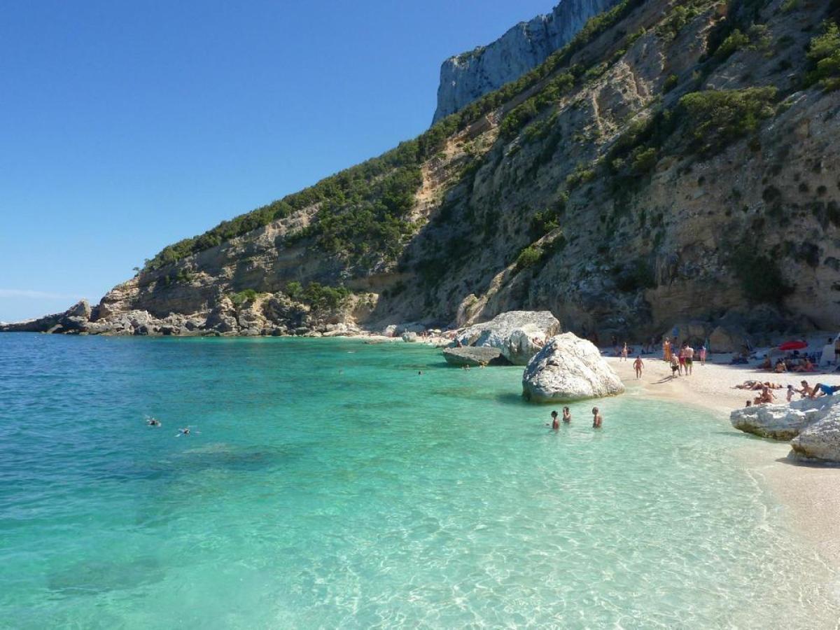 A Cala Mariolu è stata imbrattata una scogliera. L’assessore Marco Porcu: “Idioti, fatevi avanti e ripulite”