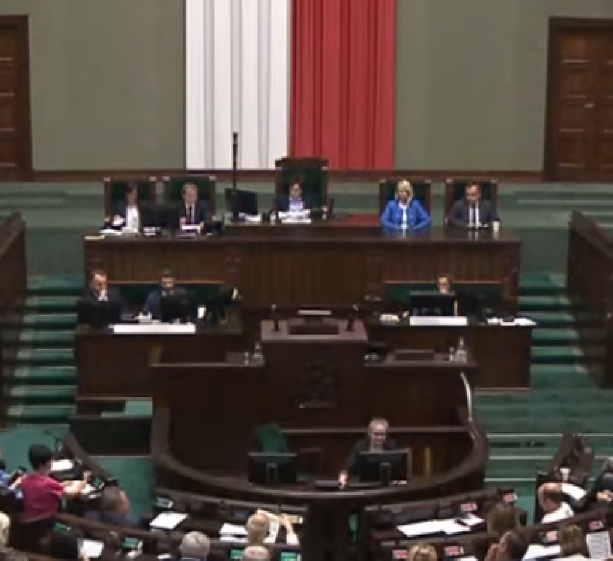 Polonia, il Parlamento boccia il disegno di legge per depenalizzare l’aborto: 218 voti contrari e 215 favorevoli, la destra applaude | VIDEO E FOTO