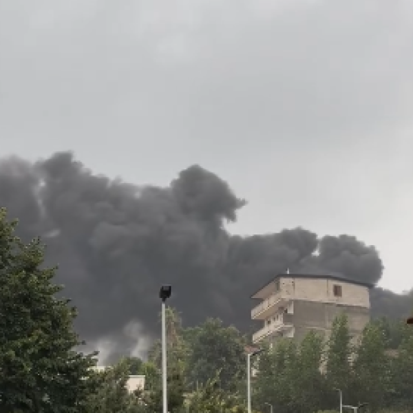 Napoli, incendio nel quartiere Fuorigrotta: enorme nube nera, evacuata la sede universitaria di Monte Sant’Angelo | VIDEO