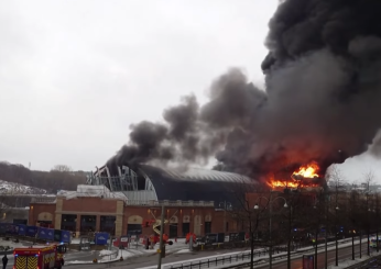 Svezia, incendio nel parco divertimenti di Göteborg: 12 feriti, evacuato il quartiere | VIDEO