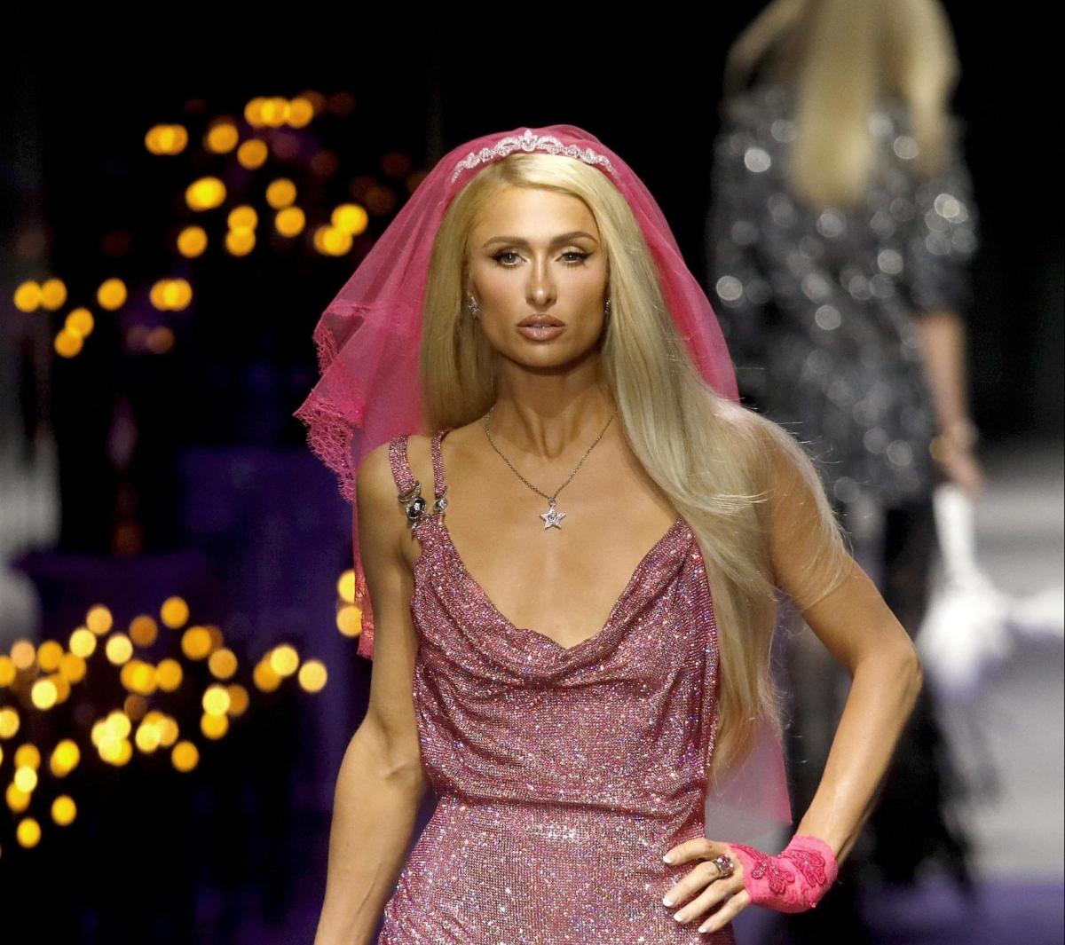 Paris Hilton è la star della sfilata gotica di Versace alla MFW 2022