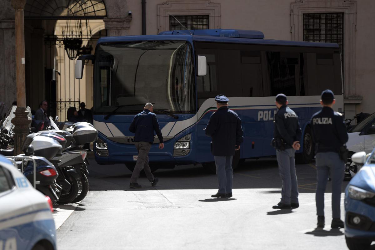 Tragedia di Cutro, Meloni incontra superstiti e parenti delle vitti…