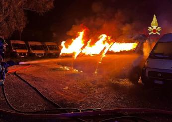 In fiamme 22 scuolabus a Roma, nella zona di Ostiense