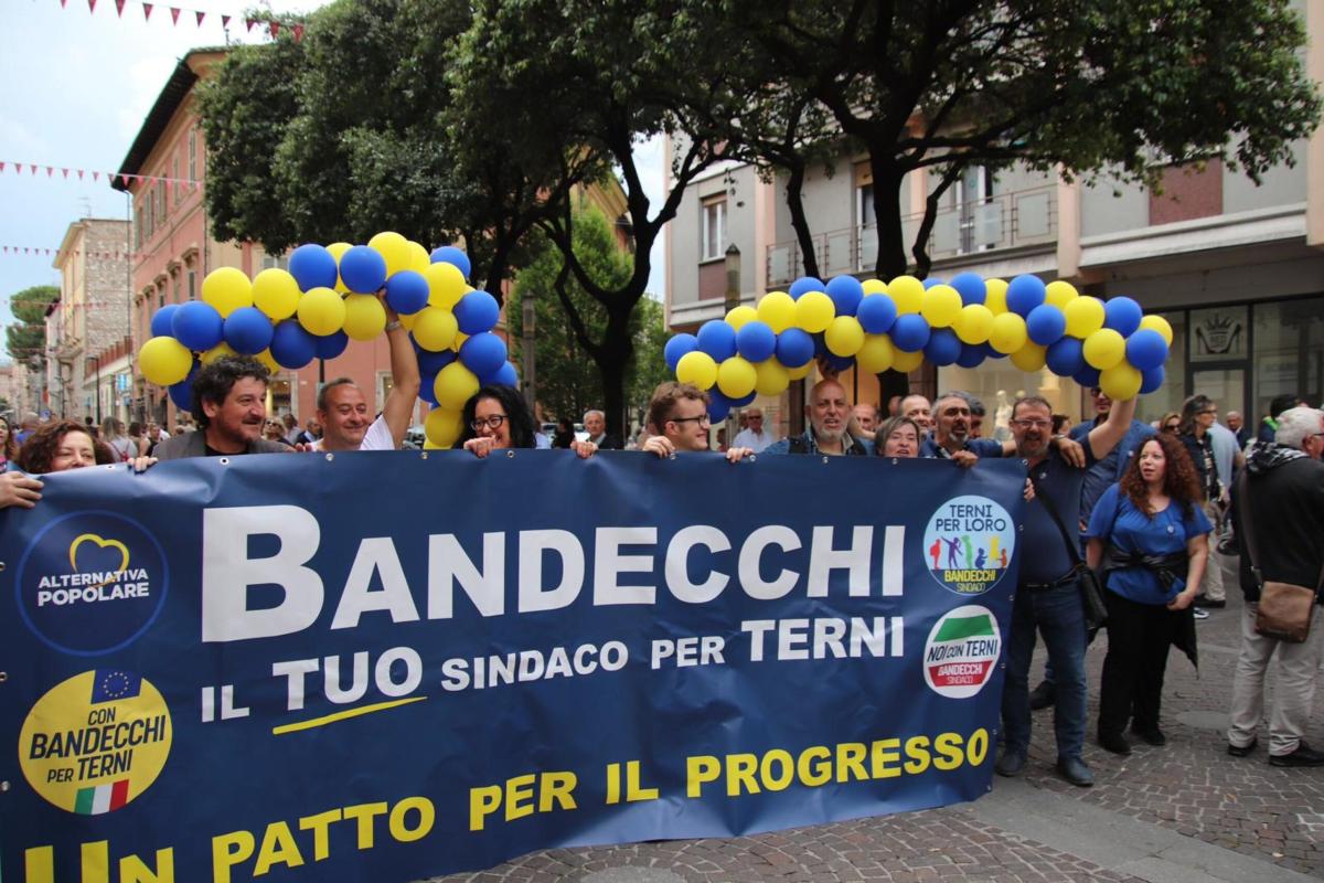 Elezioni a Terni, il neo sindaco Bandecchi accompagnato dalla folla…