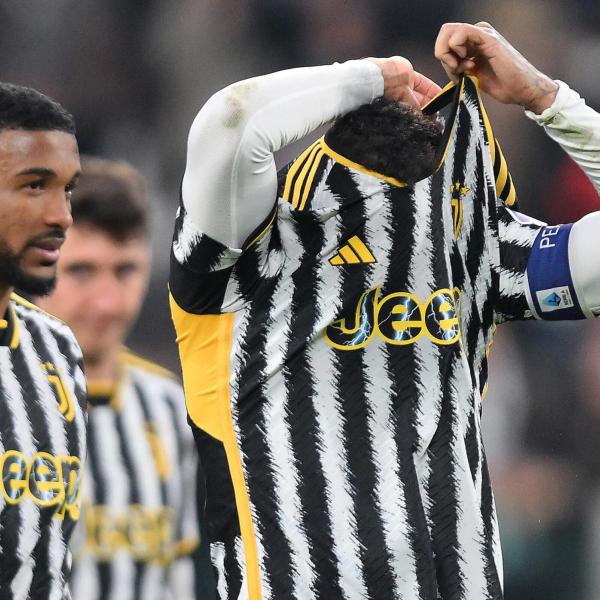 Juventus, la nuova maglia con gli orsacchiotti fa infuriare i tifosi. Social scatenati: “State esagerando”