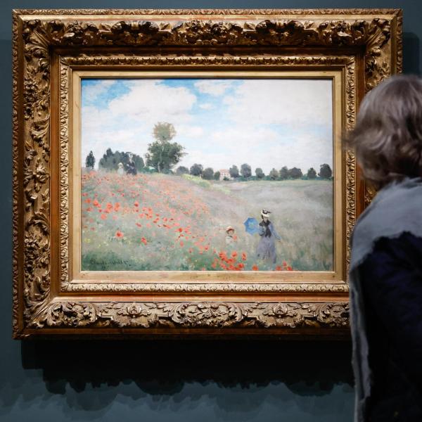 Parigi, arrestata attivista del clima di Riposte Alimentaire: aveva incollato un’immagine sul dipinto “I Papaveri” di Monet al Museo d’Orsay | VIDEO