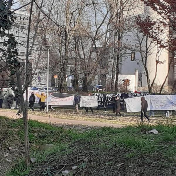 Bologna, scontri tra manifestanti e polizia a Parco Don Bosco contro l’abbattimento degli alberi per costruire una pista ciclabile | VIDEO