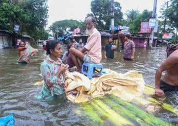 Maltempo in Bangladesh, inondazioni in tutto il Paese: centinaia di migliaia di sfollati, 13 morti  | FOTO E VIDEO