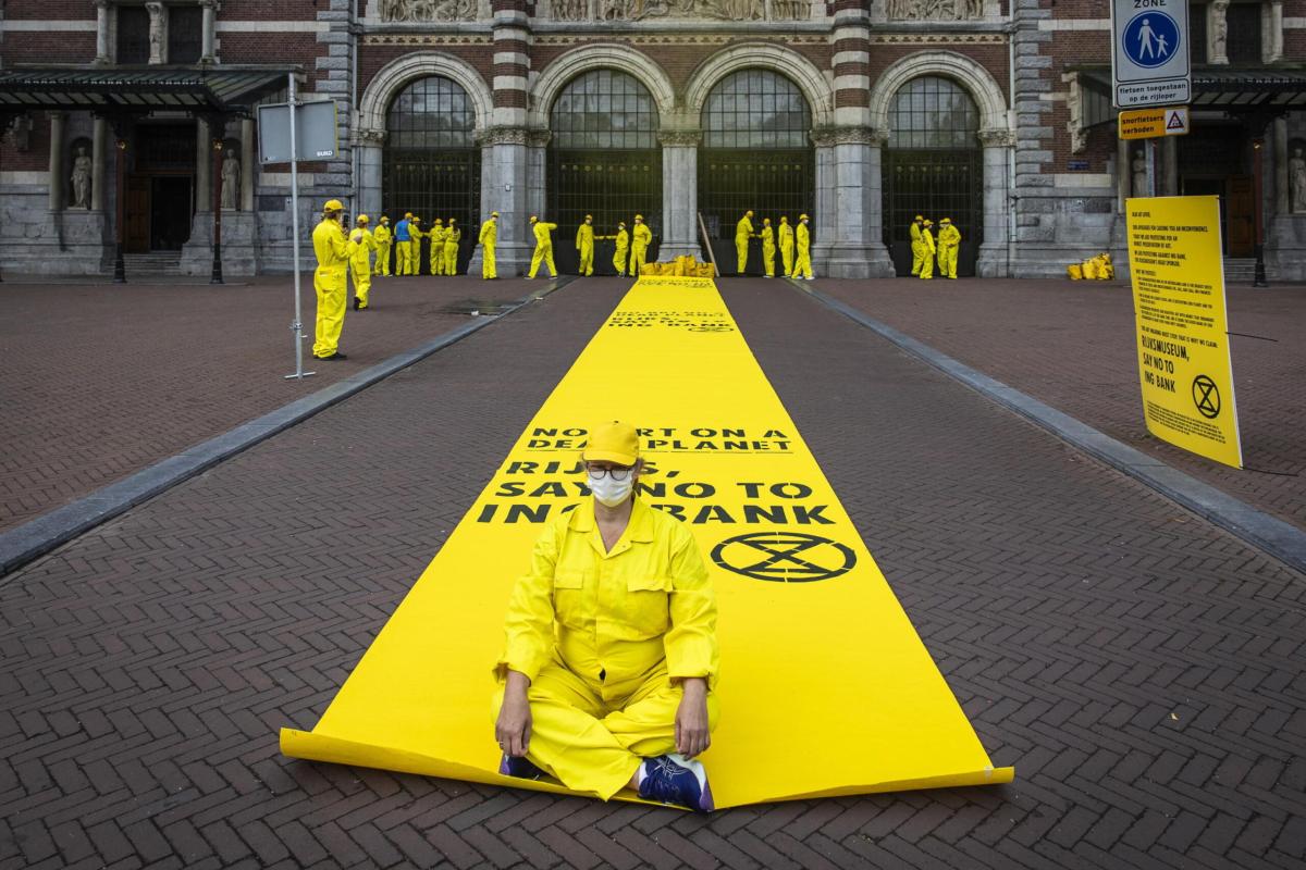 Amsterdam, perché gli attivisti di Extinction Rebellion bloccano l’ingresso del Rijksmuseum? | VIDEO