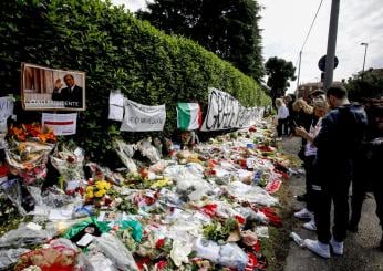 Morte Berlusconi, rimossa la corona di fiori “Escort Advisor” a Villa San Martino