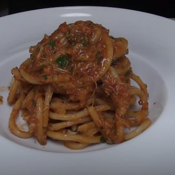 Spaghetti al granchio blu con pomodoro, una ricetta da leccarsi i baffi: ecco tutti gli ingredienti e i passaggi