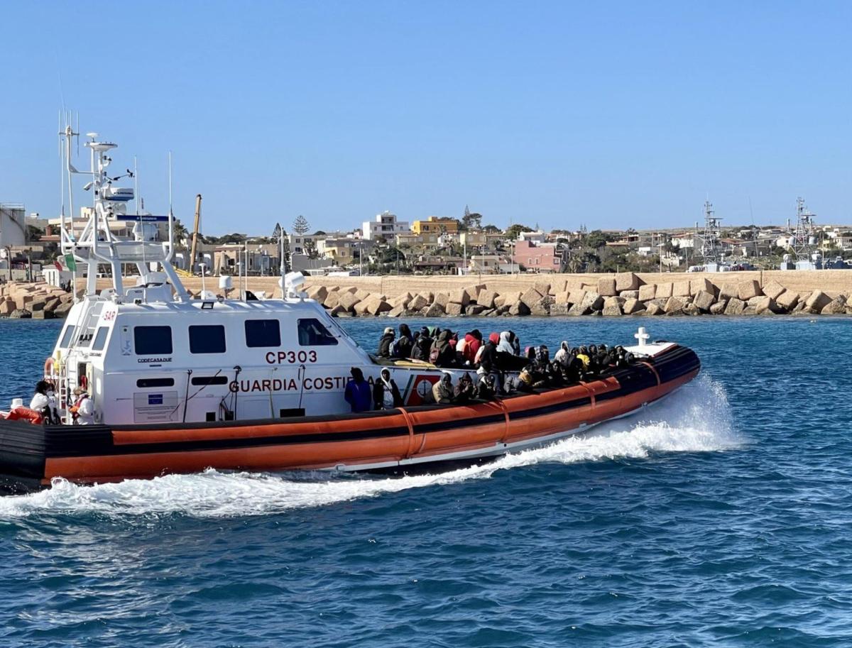 Concluso il trasferimento di 89 migranti da Lampedusa a Pozzallo