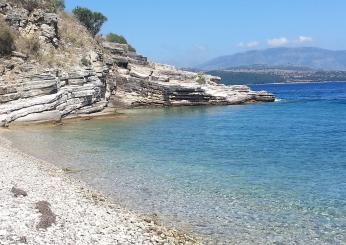 Grecia, un turista americano trovato morto nell’isola di Corfù: altri 3 risultano scomparsi nelle Cicladi