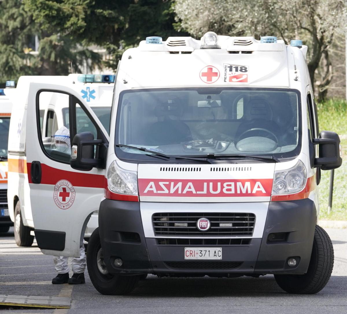 Incidente a Reggio Calabria, scontro frontale tra due auto a Catafo…