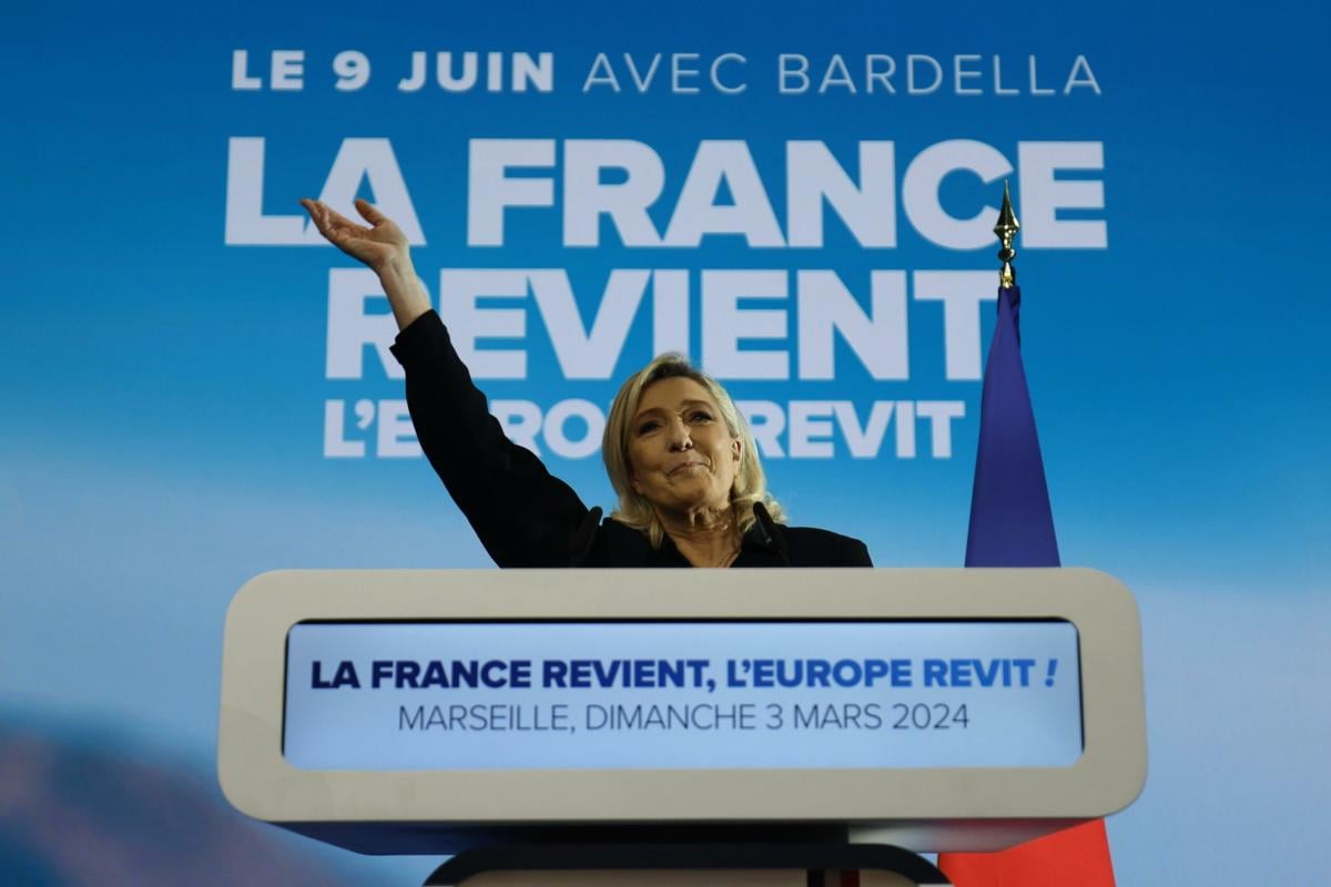 Europee 2024, nei sondaggi Le Pen supera Macron di 13 punti in Francia, l’estrema destra torna a far paura