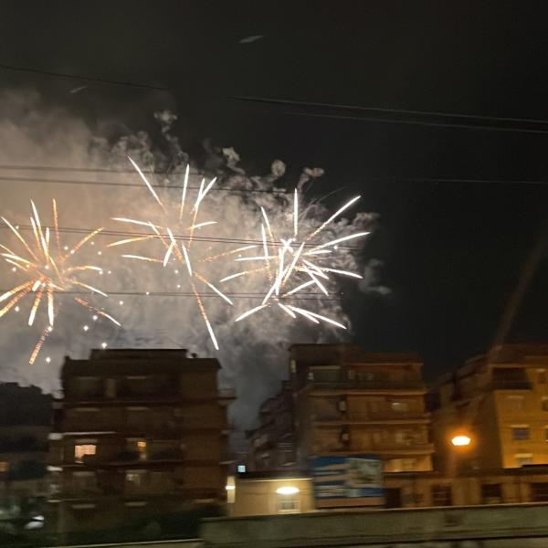 Roma in finale di Europa League, la festa dei tifosi con i fuochi d’artificio | VIDEO