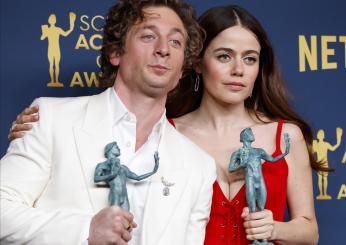 Jeremy Allen White e Molly Gordon stanno insieme? Il bacio con la co-star di “The Bear” | FOTO