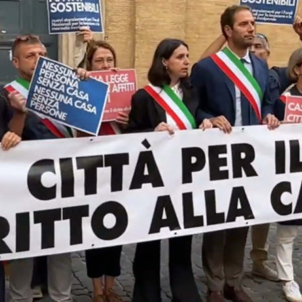 Emergenza casa, sit-in a Roma e l’allarme degli amministratori locali: “Politiche strutturali o rischio bomba sociale” | VIDEO