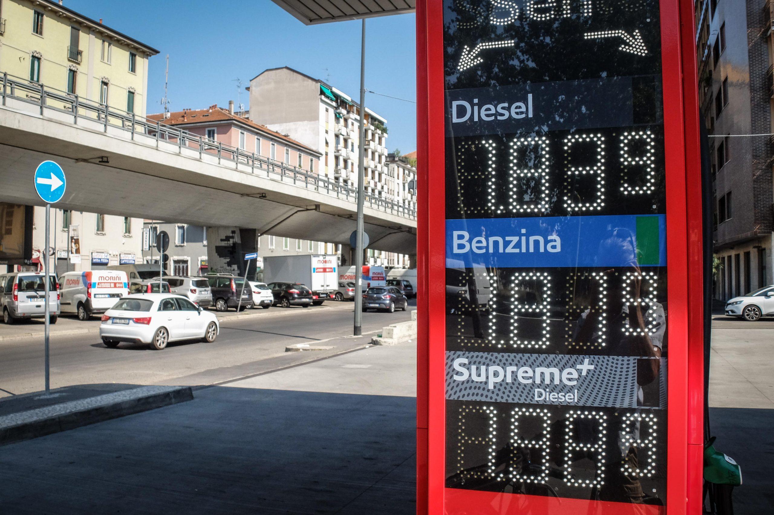 Prezzi benzina, allarme Codacons: “Listini record in tutta Italia”