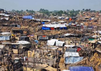 Bangladesh, fumo e distruzione nel campo profughi più grande del mondo: l’incendio dei Rohingya