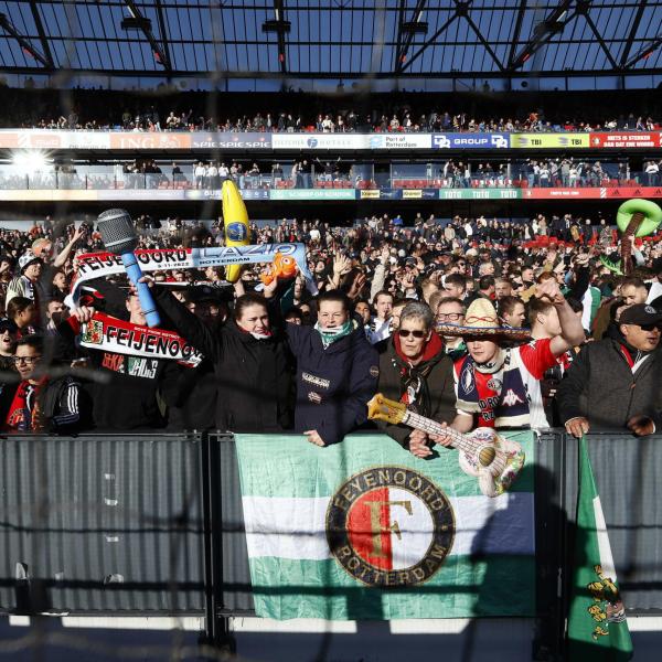 I tifosi del Feyenoord sono arrivati a Napoli, ecco lo scatto con gli ultras partenopei | FOTO