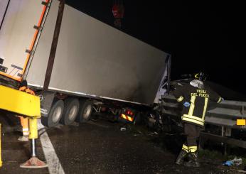 Brescia, tir si scontra con un’auto e finisce in una scarpata: mort…