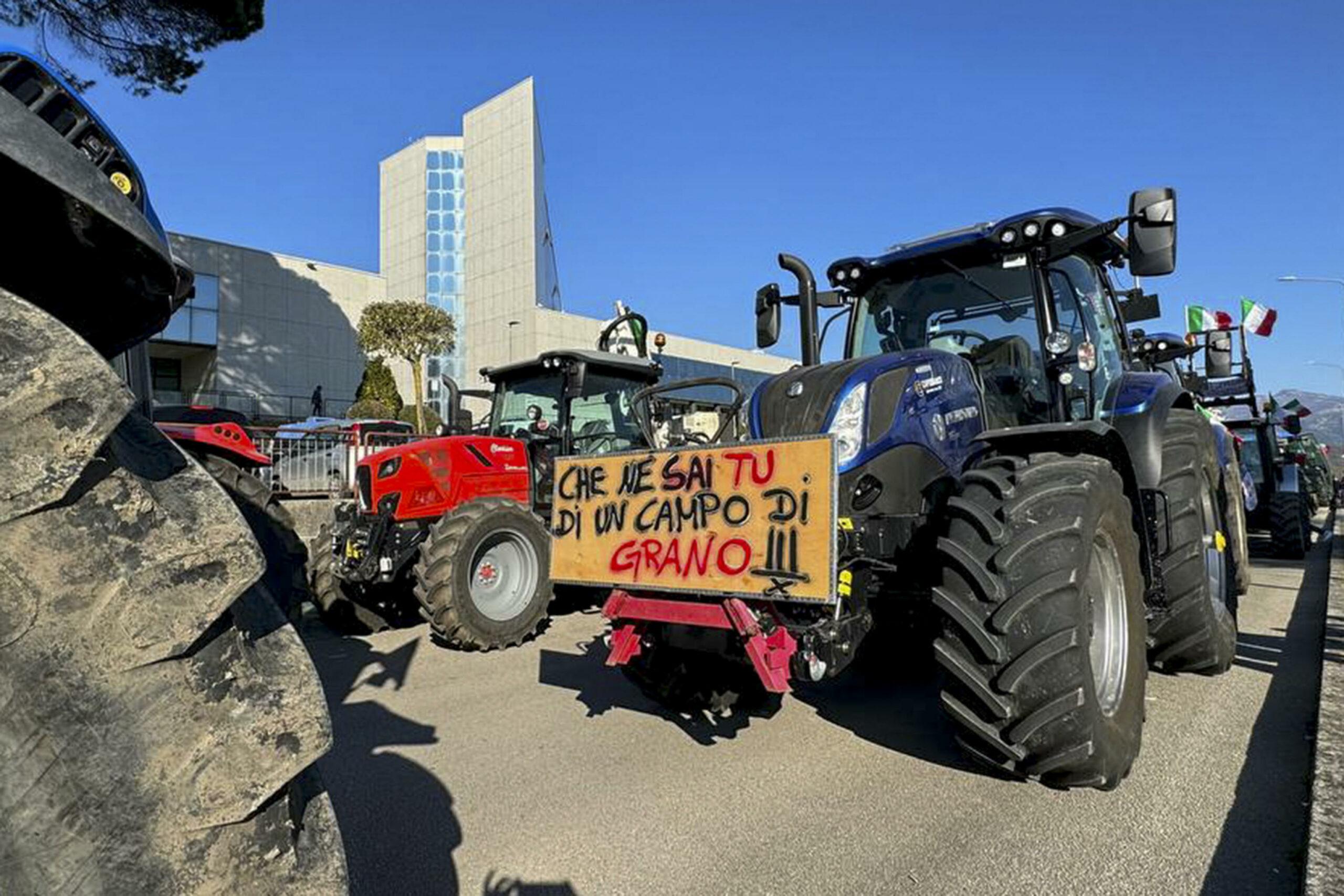 Continuano le proteste degli agricoltori in tutta Italia: manifestazioni anche in Sicilia, Sardegna e Calabria