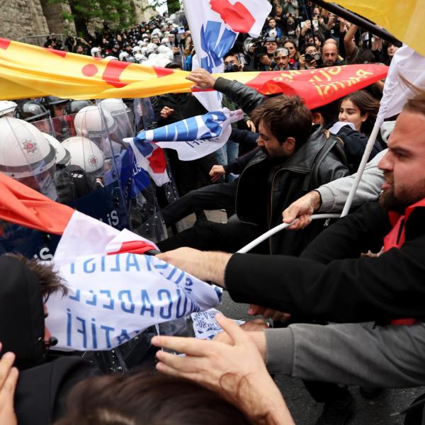 Turchia, scontri tra manifestanti e polizia durante il corteo del Primo Maggio ad Istanbul: oltre 200 arresti | VIDEO