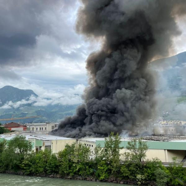 Bolzano, incendio nello stabilimento dell’azienda Alpitronic: enorme colonna di fumo visibile da lontano, chiuso lo spazio aereo | FOTO E VIDEO