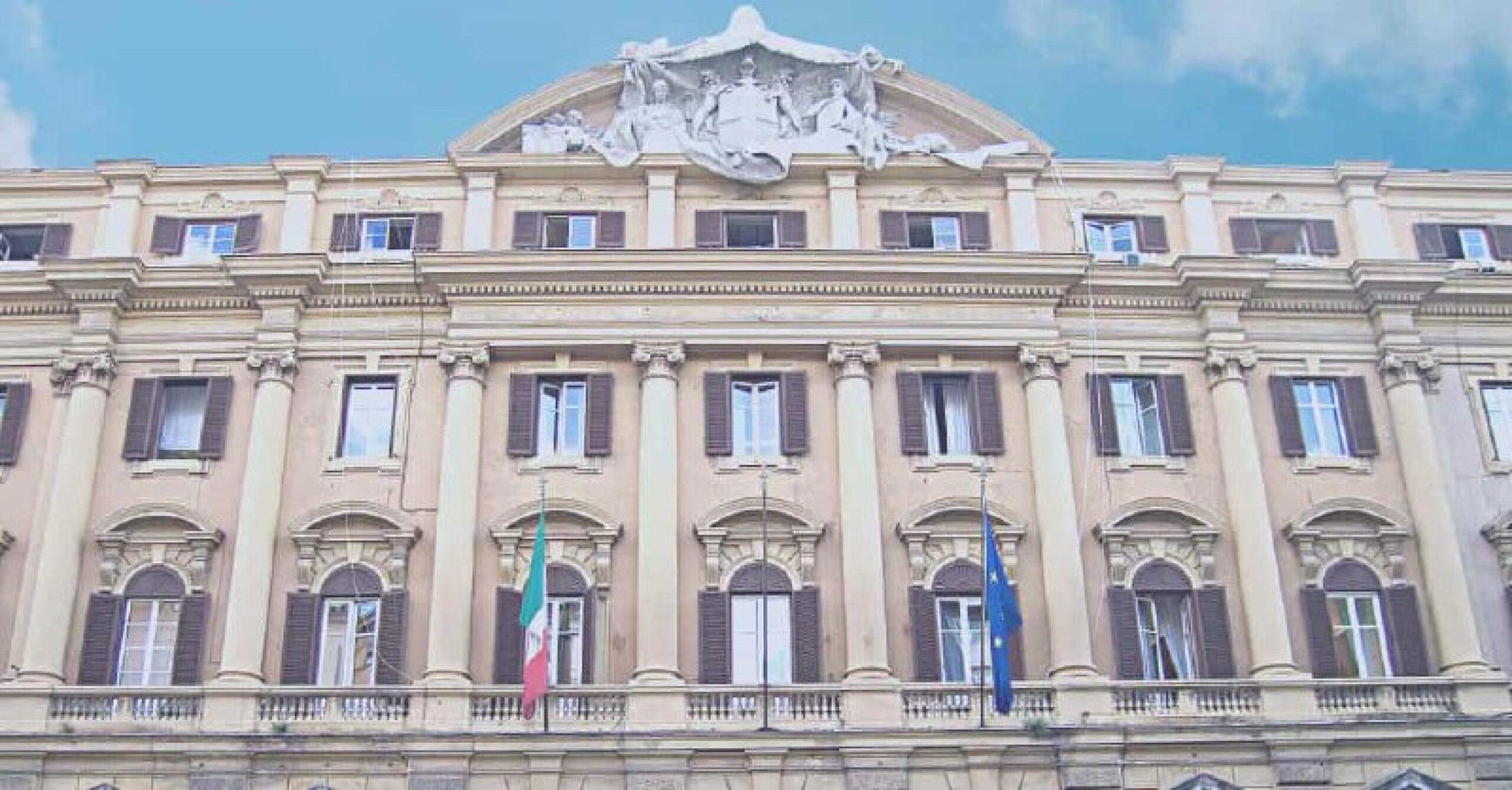 Roma, allarme bomba al Ministero dell’Economia subito rientrato: nel trolley sospetto solo vestiti  | VIDEO