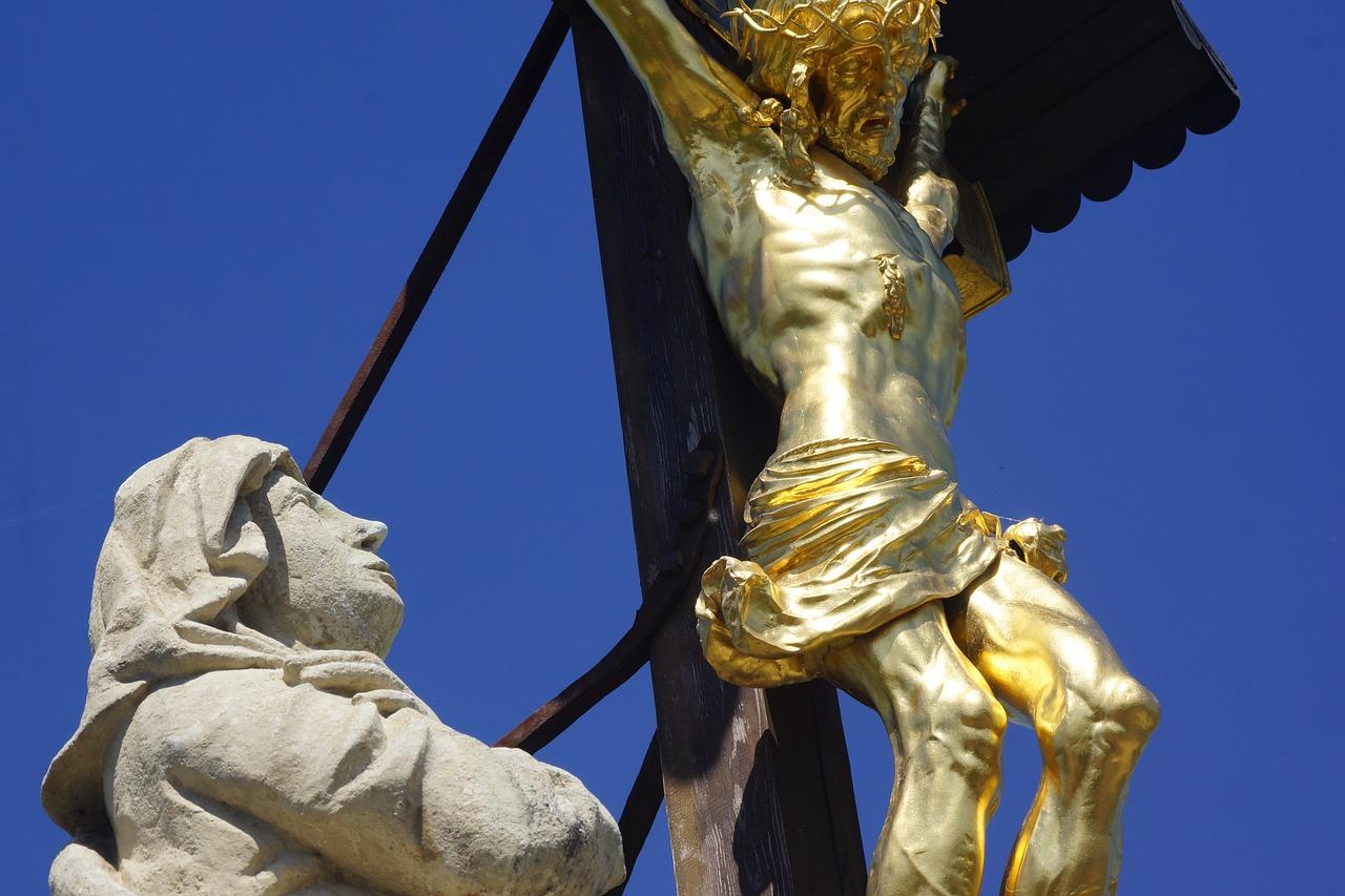 Via Crucis 2024 Roma: come partecipare, testo, preghiere e stazioni del rito pasquale al Colosseo