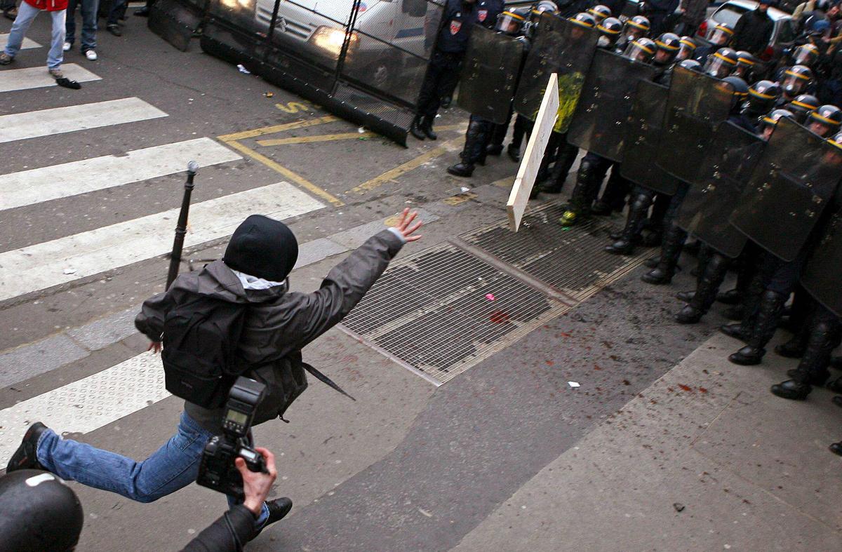 Francia, chiesto l’arresto per il poliziotto che ha ucciso Nahel