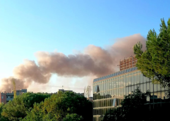 Incendio in via Scorticabove a Roma, la nube tossica provoca malesseri tra i cittadini: la “puzza” si sente ancora | VIDEO