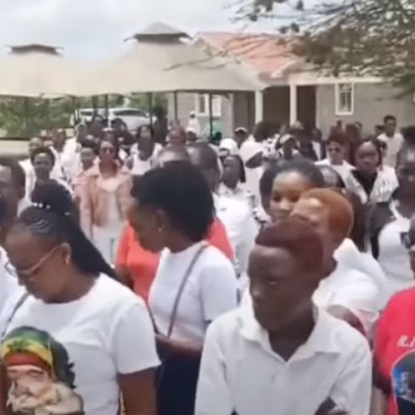 Kenya, migliaia di persone ‘invadono’ un villaggio per il funerale del giovane TikToker Brian Chira | VIDEO