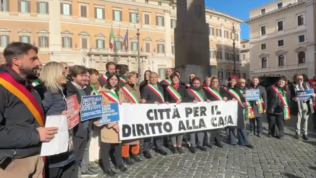 Protesta emergenza casa, centrosinistra in piazza con sindaci e assessori: “Governo dia risposte”