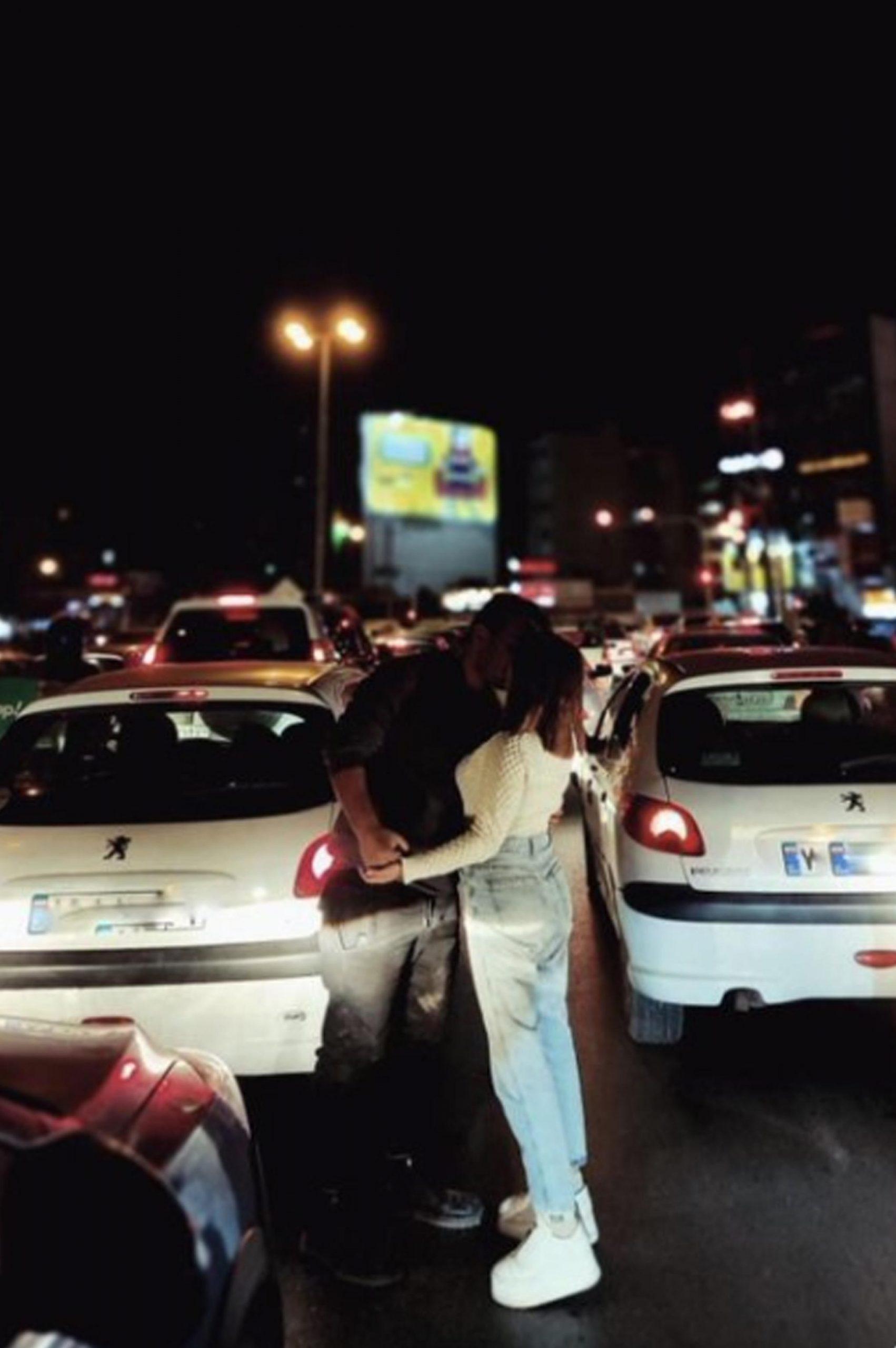 Iran, la foto del bacio di Shiraz simbolo delle proteste