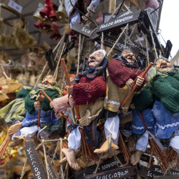 Roma, dopo due anni di stop torna la festa della Befana a piazza Navona