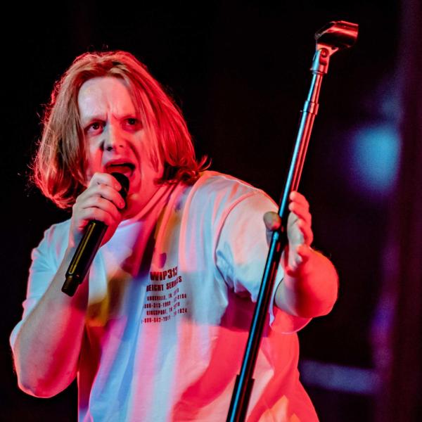 Lewis Capaldi annulla tutti i suoi concerti: “Devo riposarmi e riprendermi”