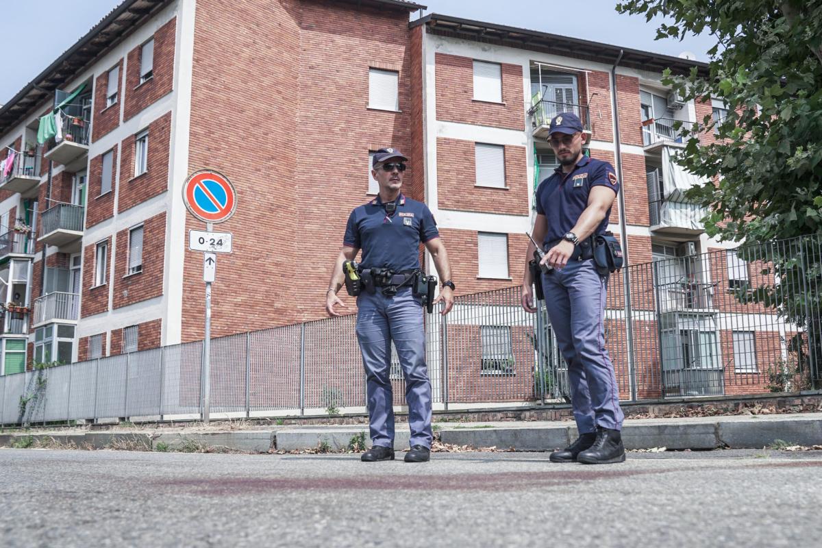 Milano, anziano spacca il finestrino di un auto per una rapina: arr…