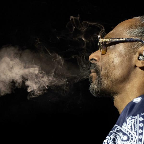 Snoop Dogg smette di fumare: l’annuncio social sorprende i fan