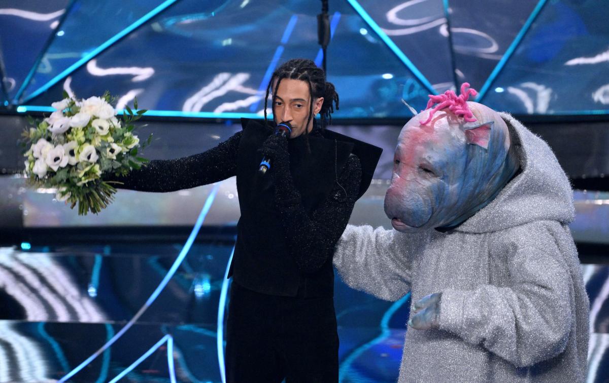 Sanremo 2024, l’ambasciatore israeliano Bar contro il Festival: “Il palco sfruttato per diffondere odio”. Sergio (ad Rai): “Solidarietà al popolo israeliano”