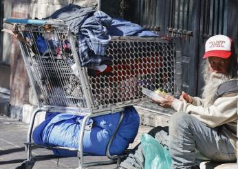 Cadavere in decomposizione a Napoli: orrore a Varcaturo, si ipotizza fosse un clochard