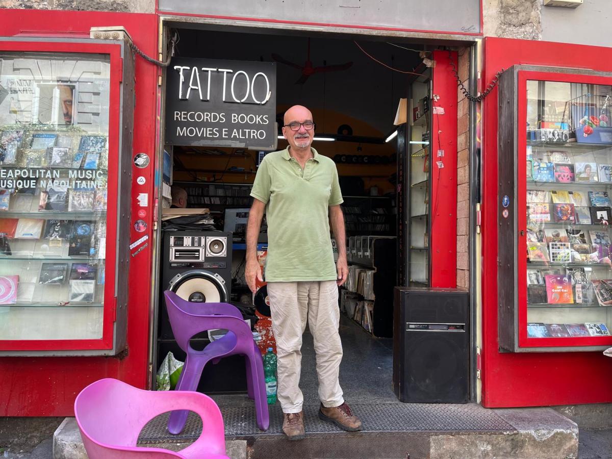 Napoli, Tattoo Records chiude i battenti dopo 41 anni. Il proprietario: “Le istituzioni ci hanno abbandonato. Giovani e adulti pensano solo a mangiare. E’ la morte della cultura”