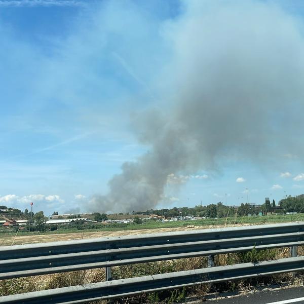 Roma, incendio in zona Pisana – Massimina: fiamme altissime e fumo visibile dal Raccordo | FOTO e VIDEO