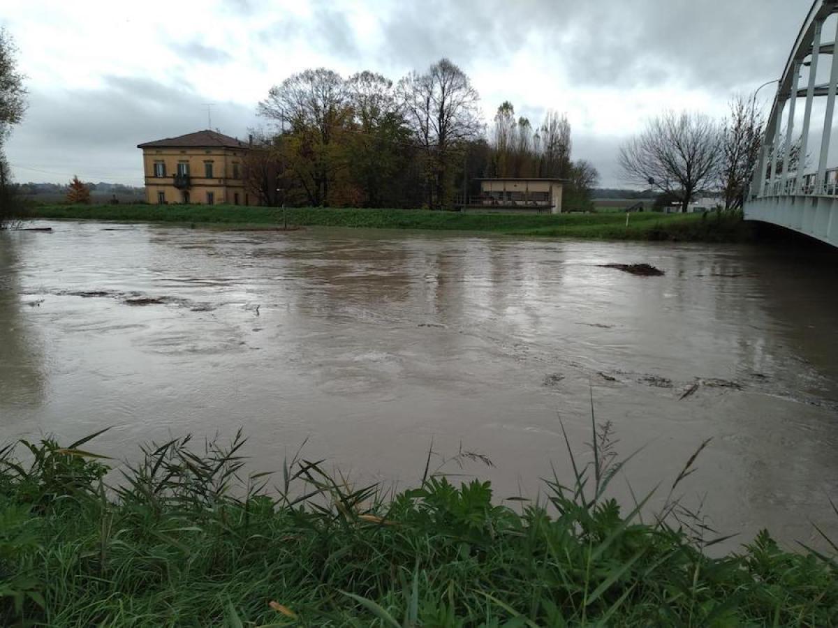 Maltempo, Emilia Romagna in ginocchio, è allerta rossa: chiusi trat…