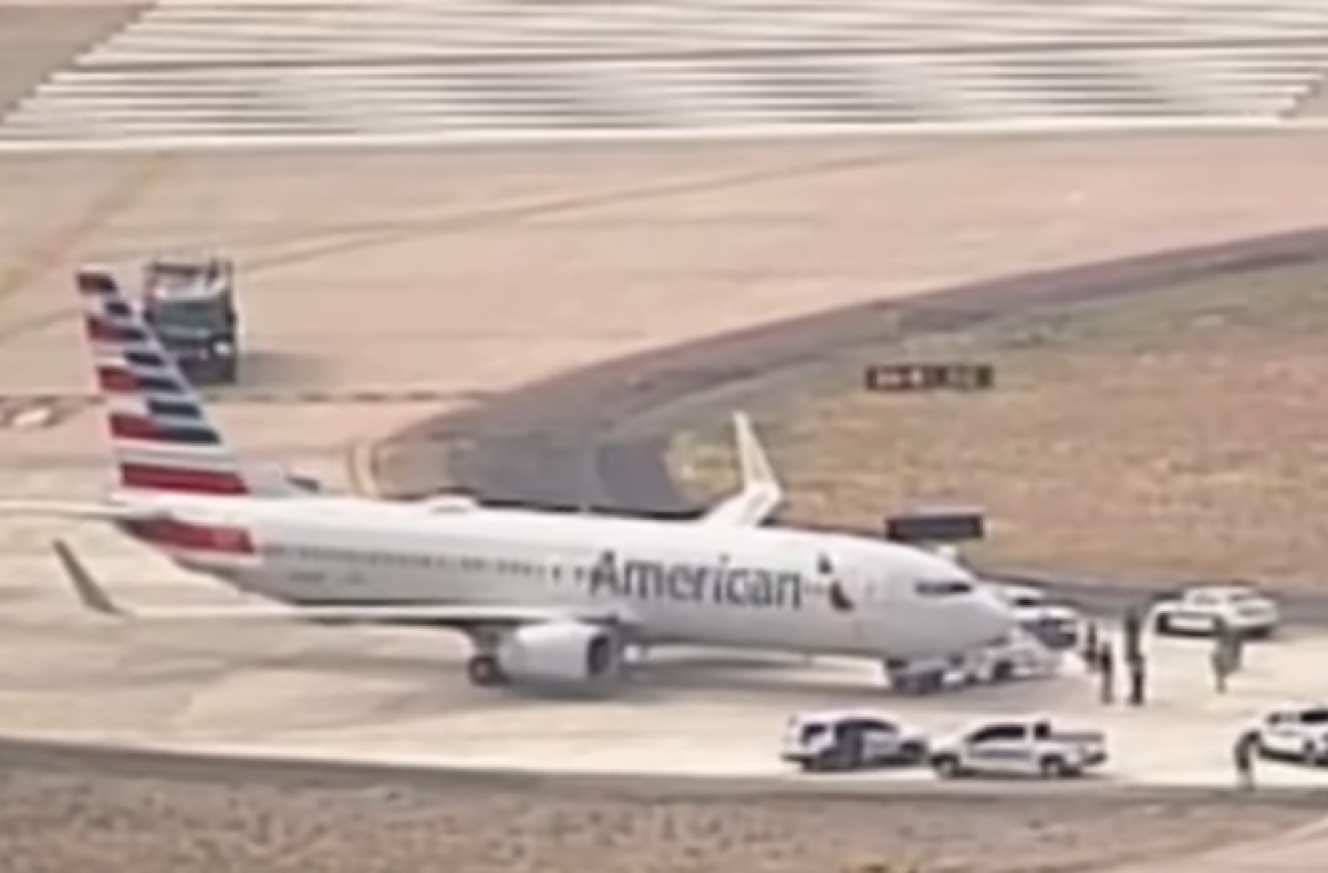 Stati Uniti, uomo tenta di aprire il portellone di emergenza. Paura a bordo di un volo American Airlines