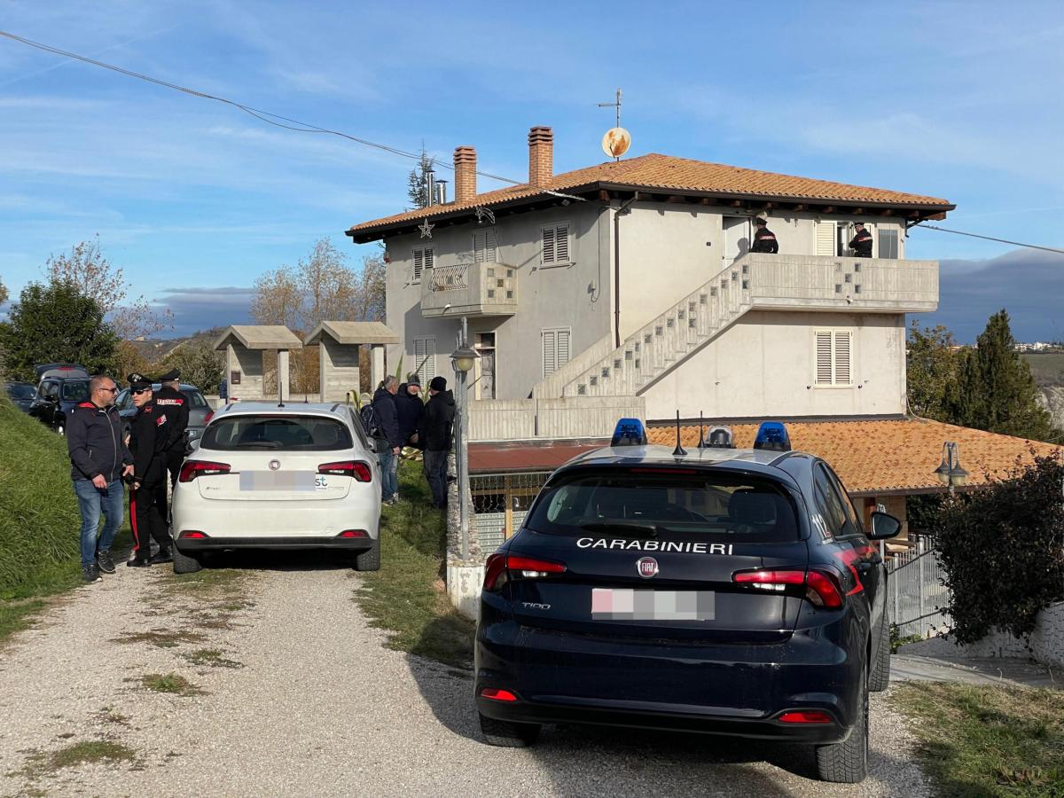 Emanuela Massicci, uccisa dal marito con i due figli in casa: lui ha tentato il suicidio