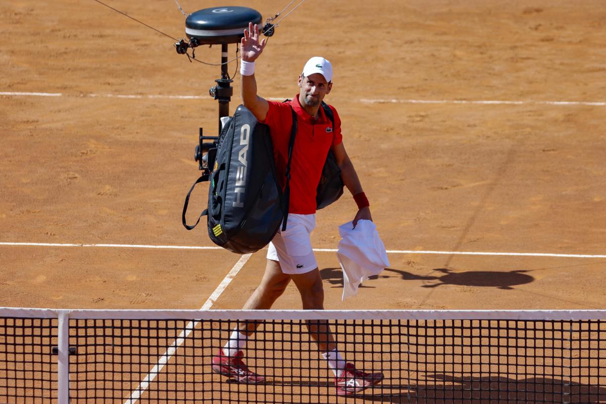 Internazionali d’Italia 2024, Djokovic eliminato a Roma battuto in 2 set da Tabilo: “Giornata storta, non l’ho sottovalutato. Senza equilibrio, forse colpa della borraccia, ora testa al Roland Garros”